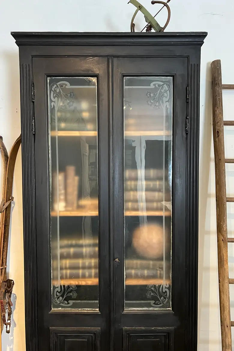 Ancienne vitrine avec verres gravés
