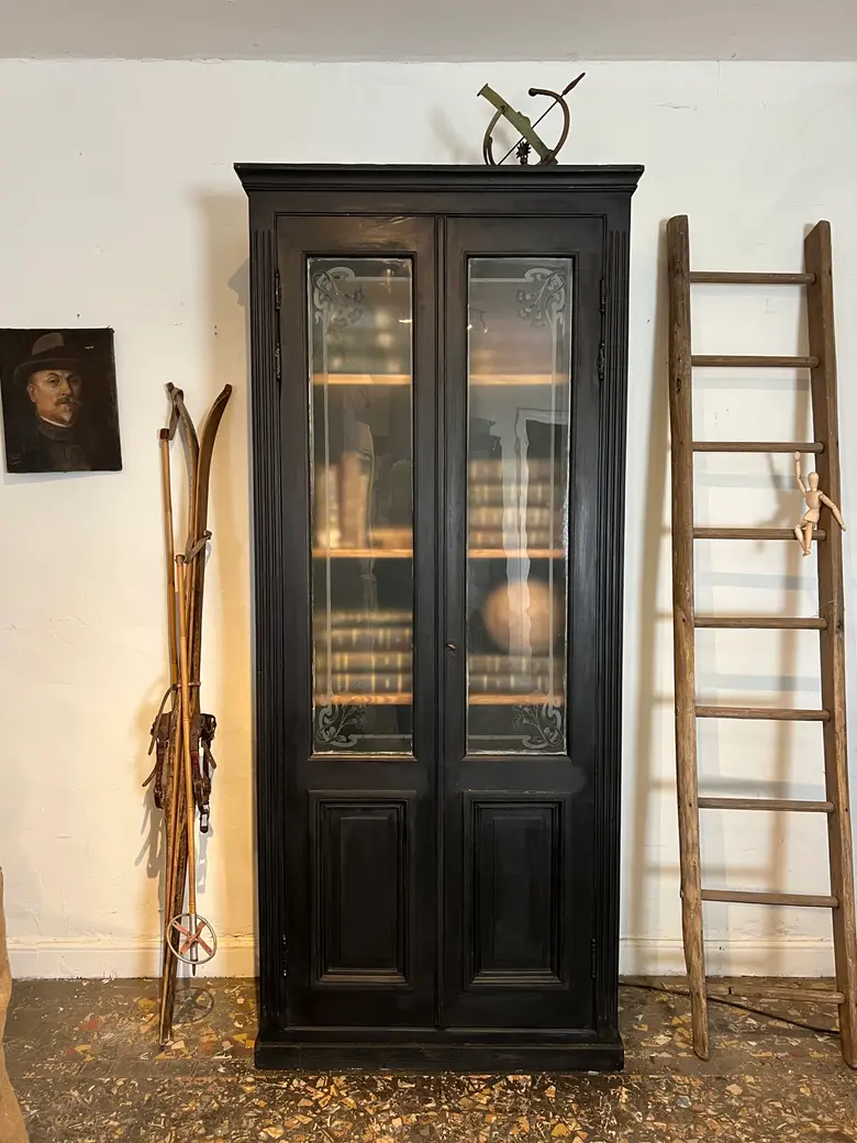 Ancienne vitrine avec verres gravés