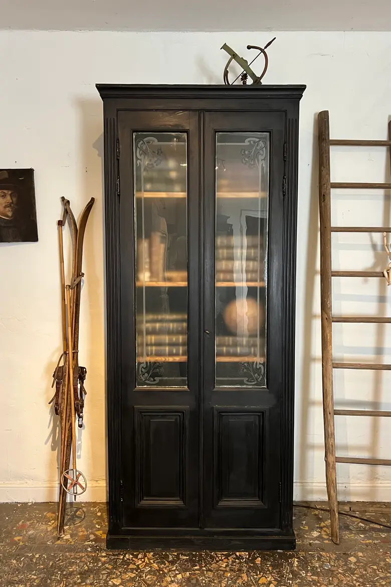 Ancienne vitrine avec verres gravés