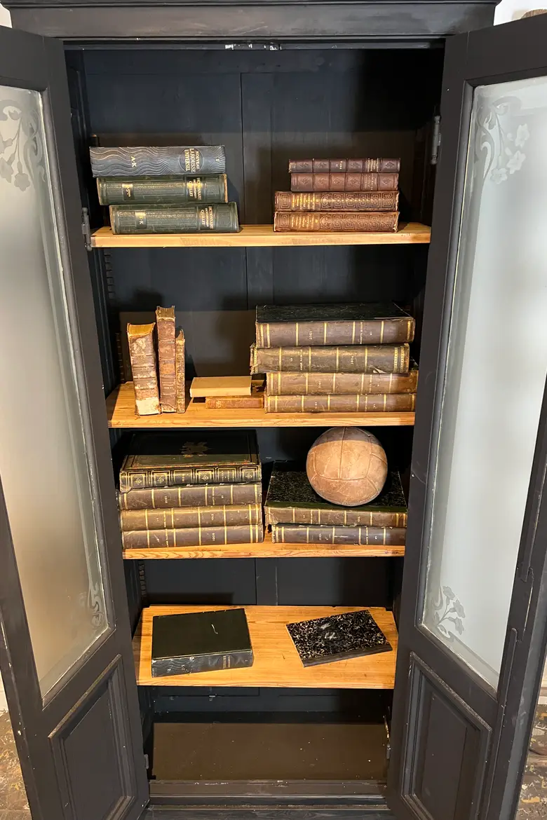 Ancienne vitrine avec verres gravés