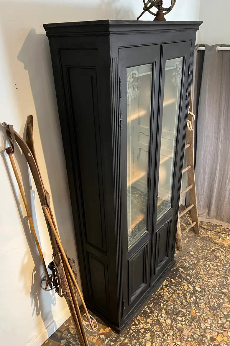 Ancienne vitrine avec verres gravés