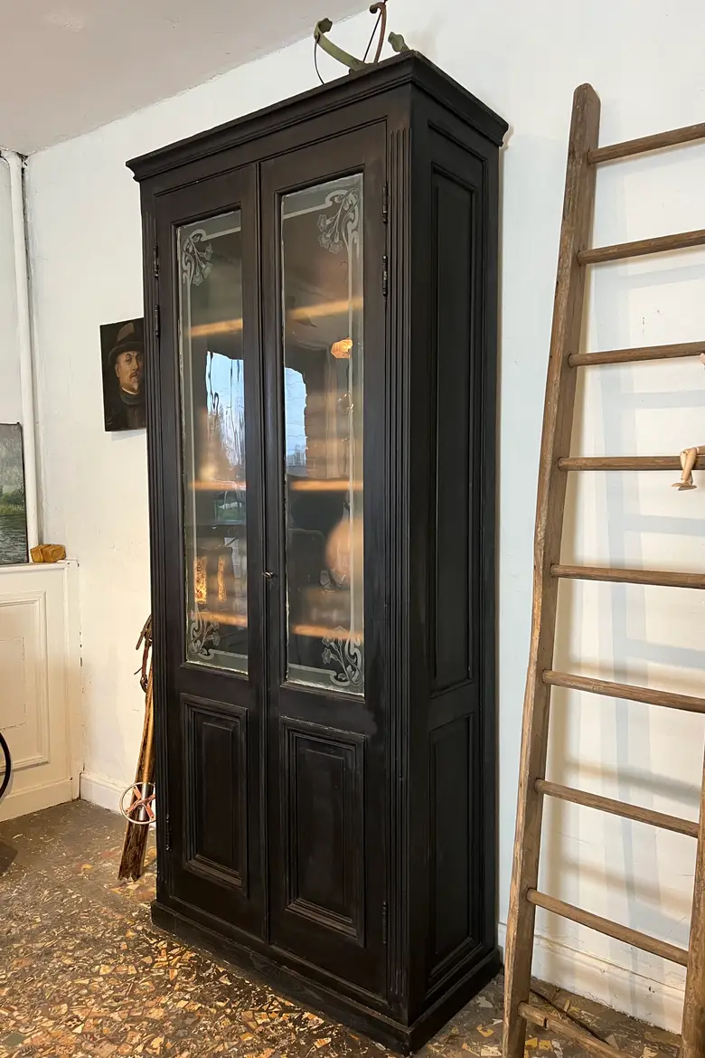 Ancienne vitrine avec verres gravés