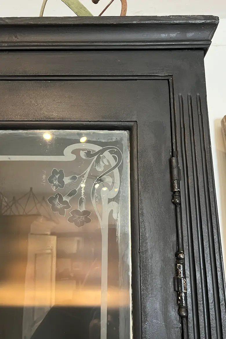 Ancienne vitrine avec verres gravés
