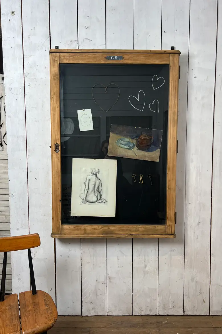 Ancienne vitrine d’affichage en sapin