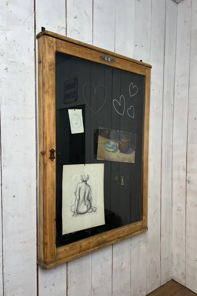 Ancienne vitrine d’affichage en sapin