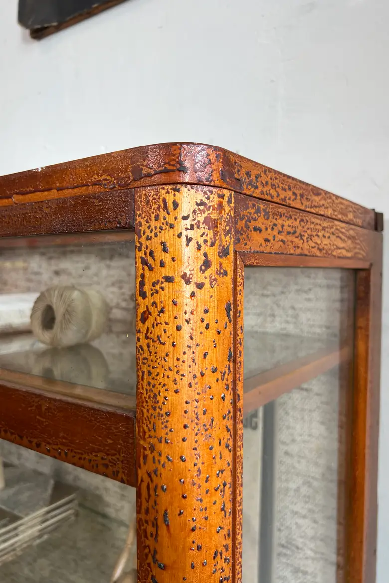 Ancienne vitrine de magasin en hêtre – Années 50