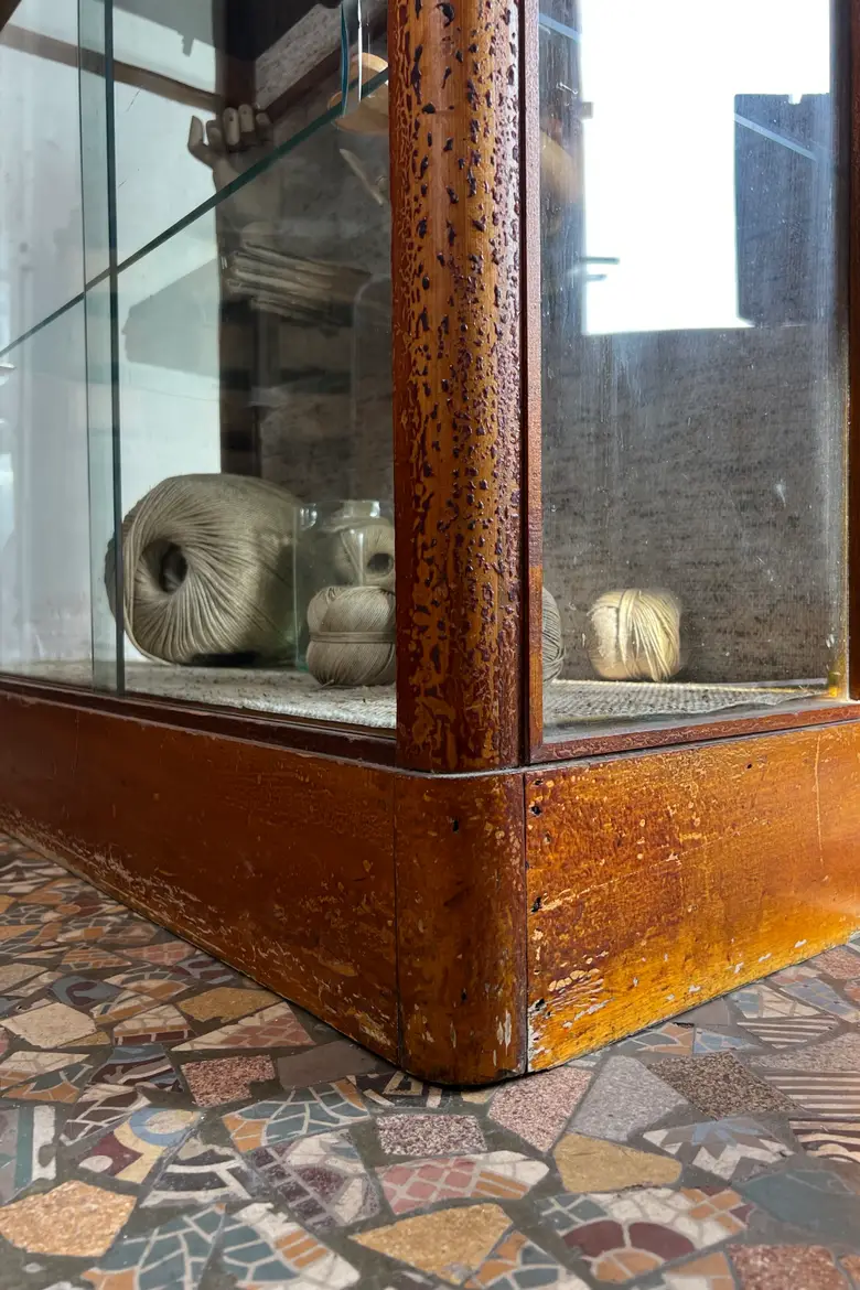 Ancienne vitrine de magasin en hêtre – Années 50