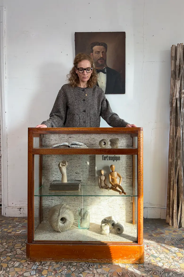 Ancienne vitrine de magasin en hêtre – Années 50