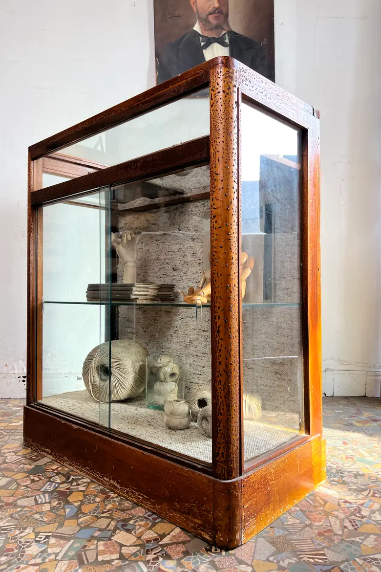 Ancienne vitrine de magasin en hêtre – Années 50