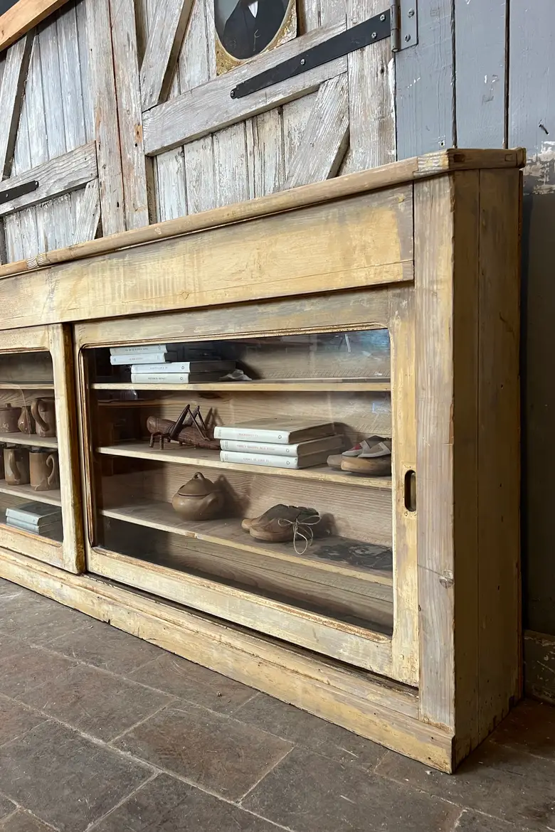 Ancienne vitrine de musée à portes coulissantes