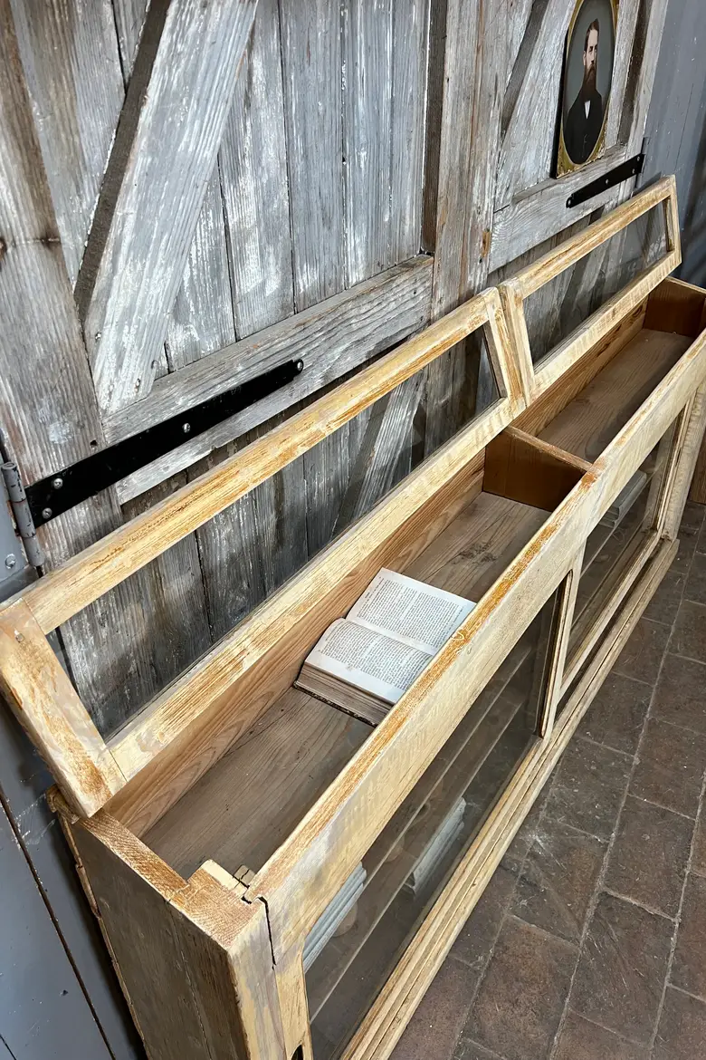 Ancienne vitrine de musée à portes coulissantes