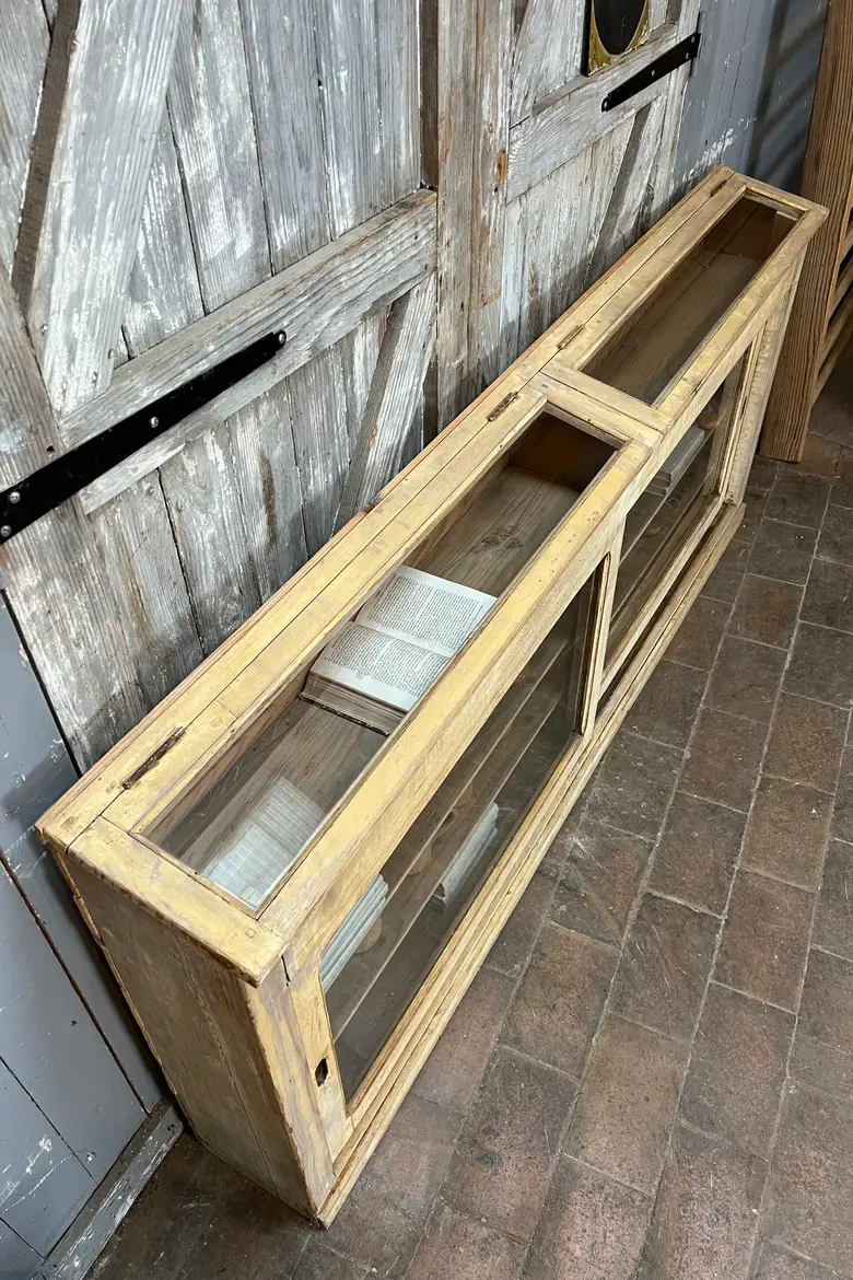 Ancienne vitrine de musée à portes coulissantes