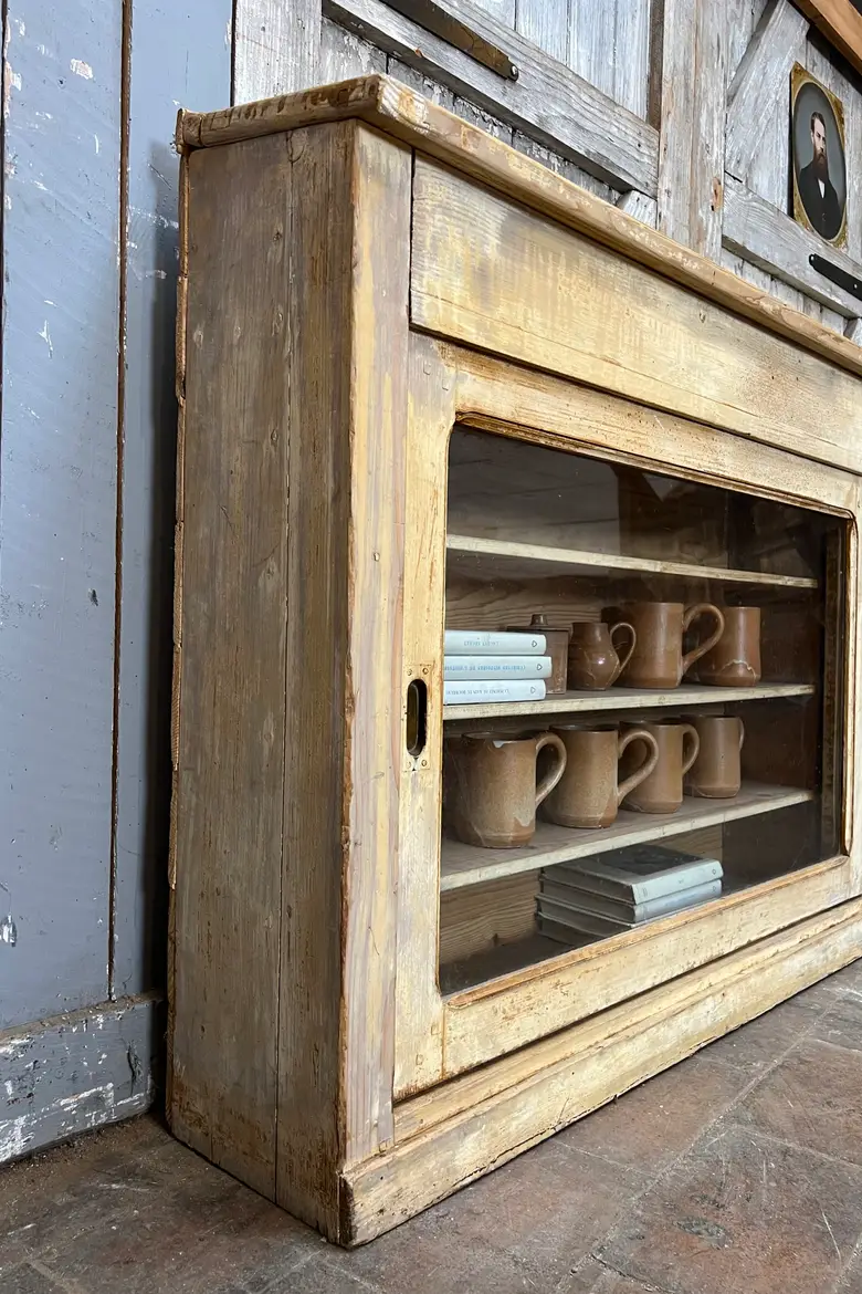 Ancienne vitrine de musée à portes coulissantes