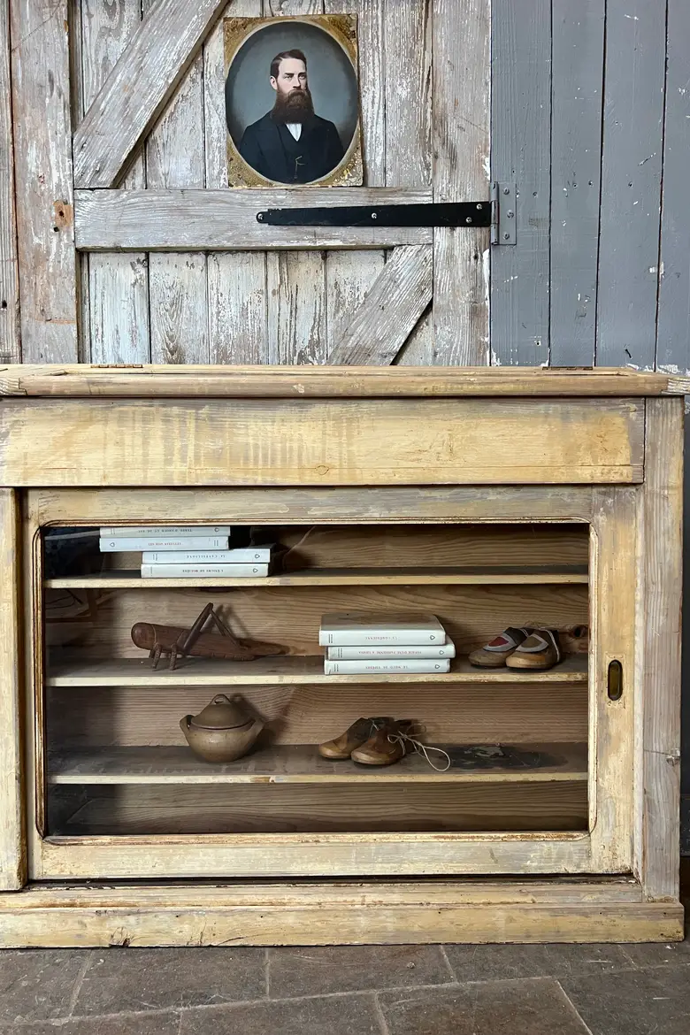 Ancienne vitrine de musée à portes coulissantes