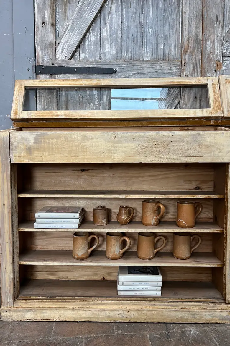Ancienne vitrine de musée à portes coulissantes