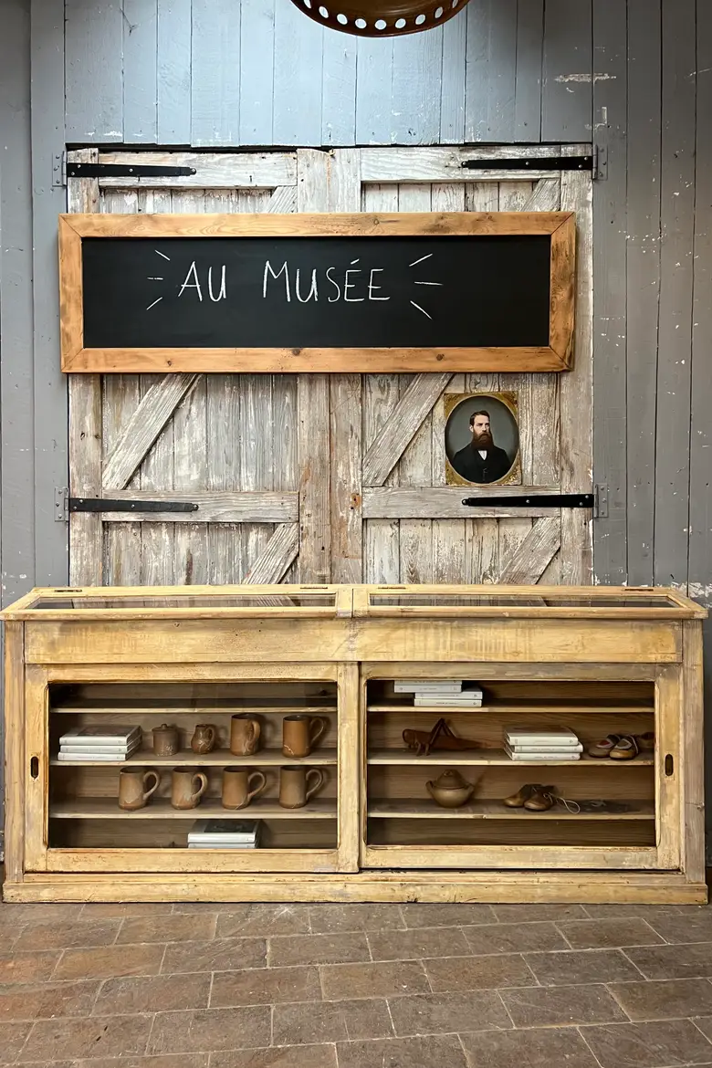 Ancienne vitrine de musée à portes coulissantes
