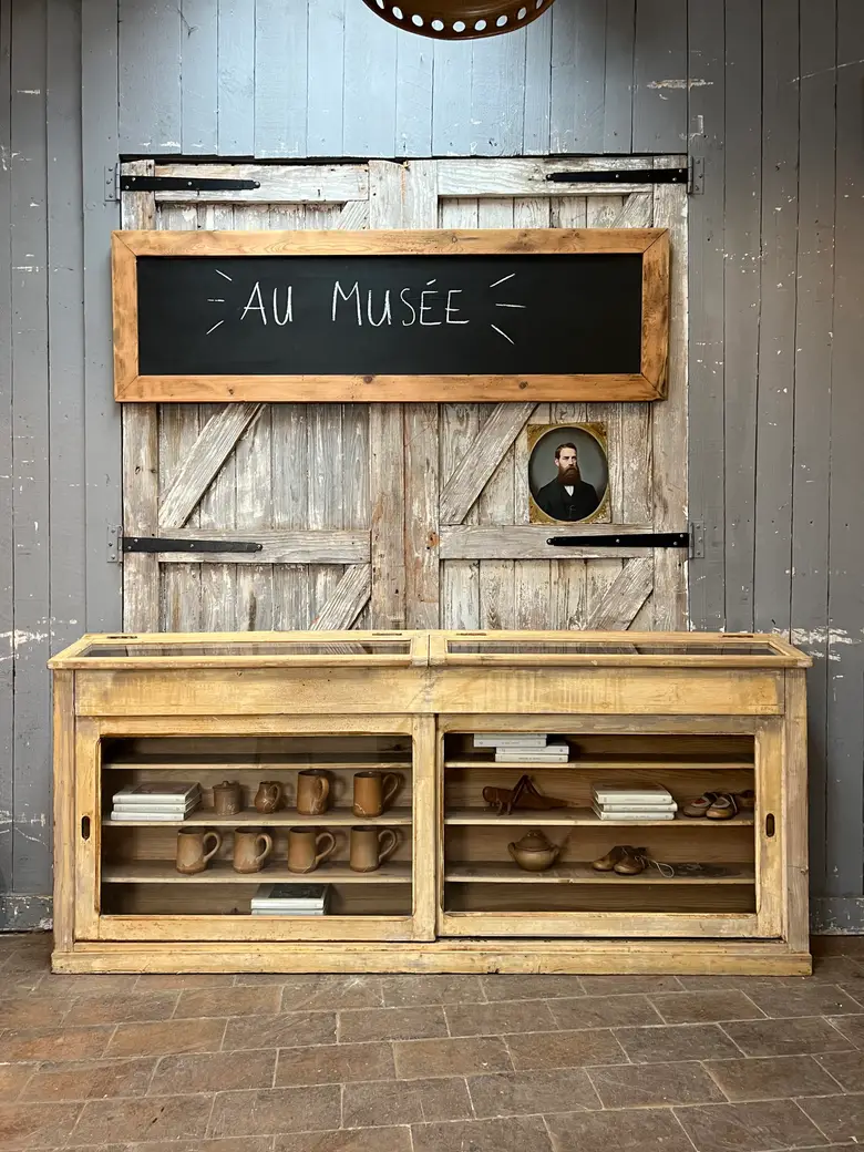 Ancienne vitrine de musée à portes coulissantes
