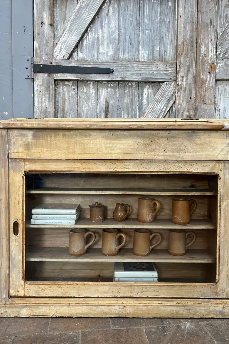 Ancienne vitrine de musée à portes coulissantes