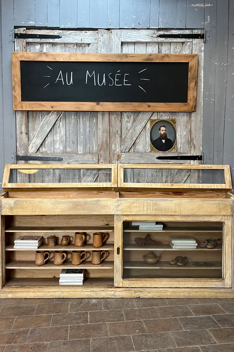 Ancienne vitrine de musée à portes coulissantes