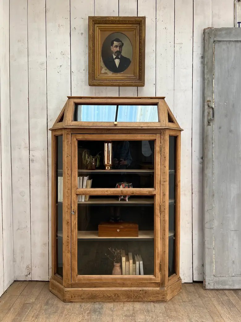 Ancienne vitrine de pharmacie