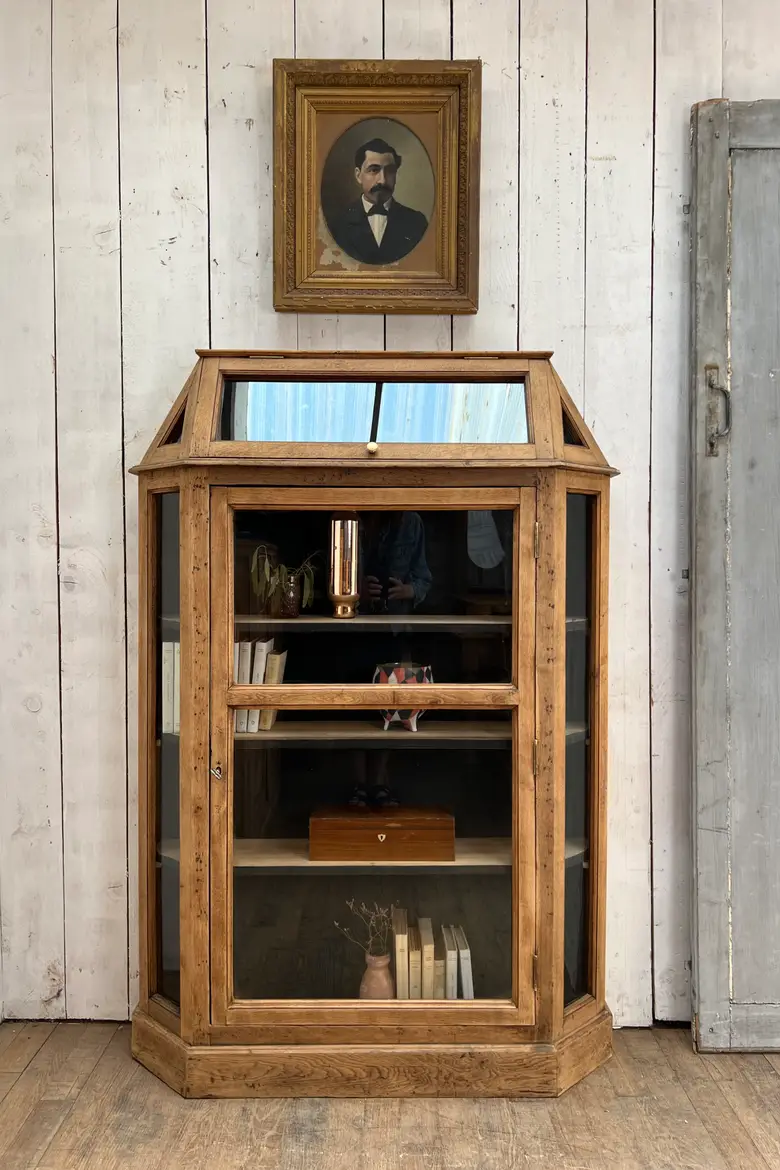 Ancienne vitrine de pharmacie