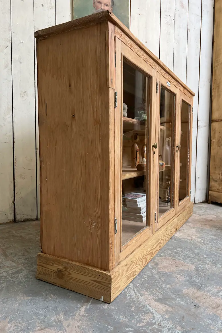 Ancienne vitrine de pharmacie