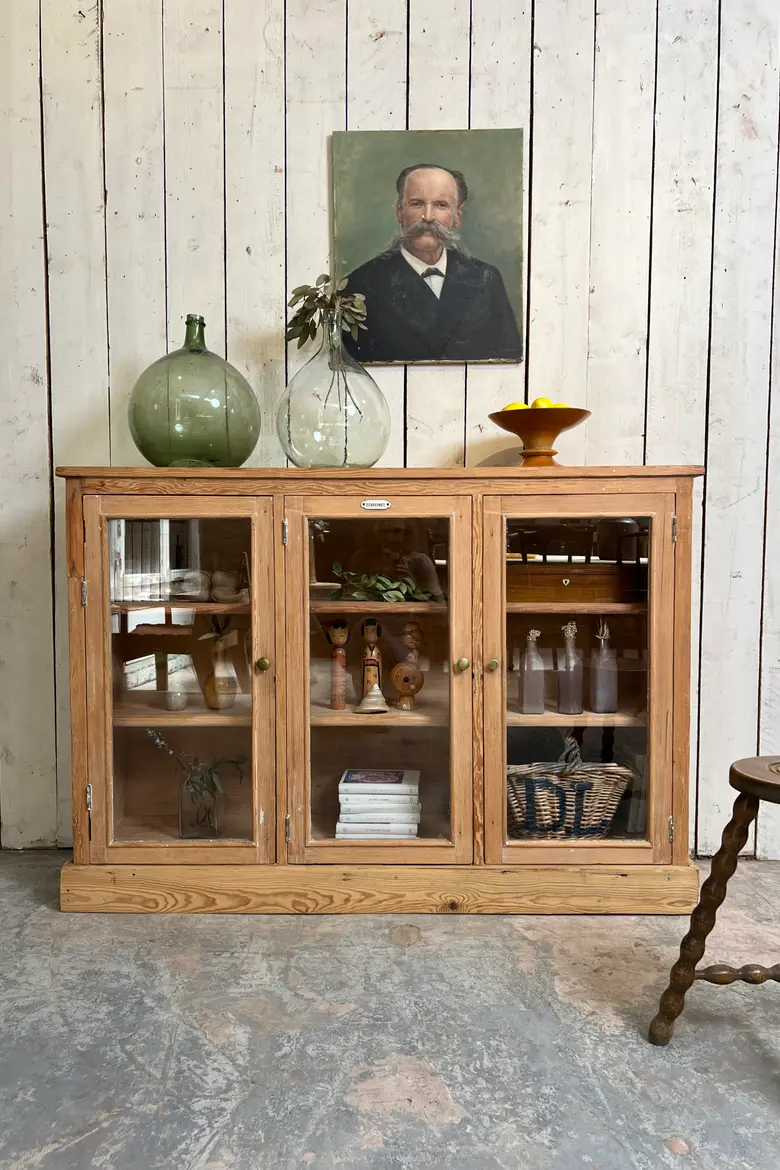 Ancienne vitrine de pharmacie