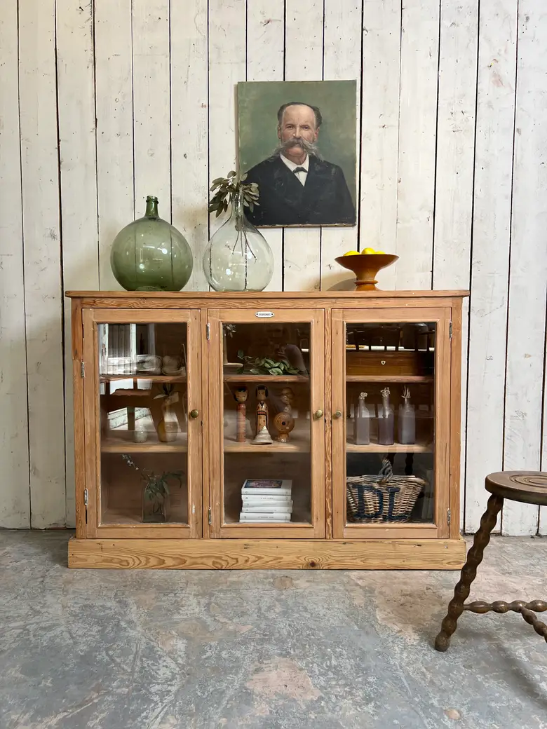 Ancienne vitrine de pharmacie