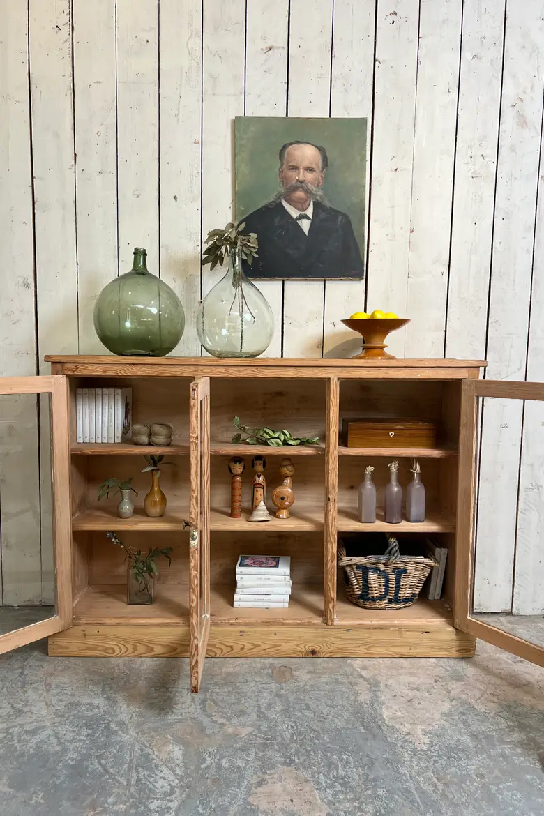 Ancienne vitrine de pharmacie