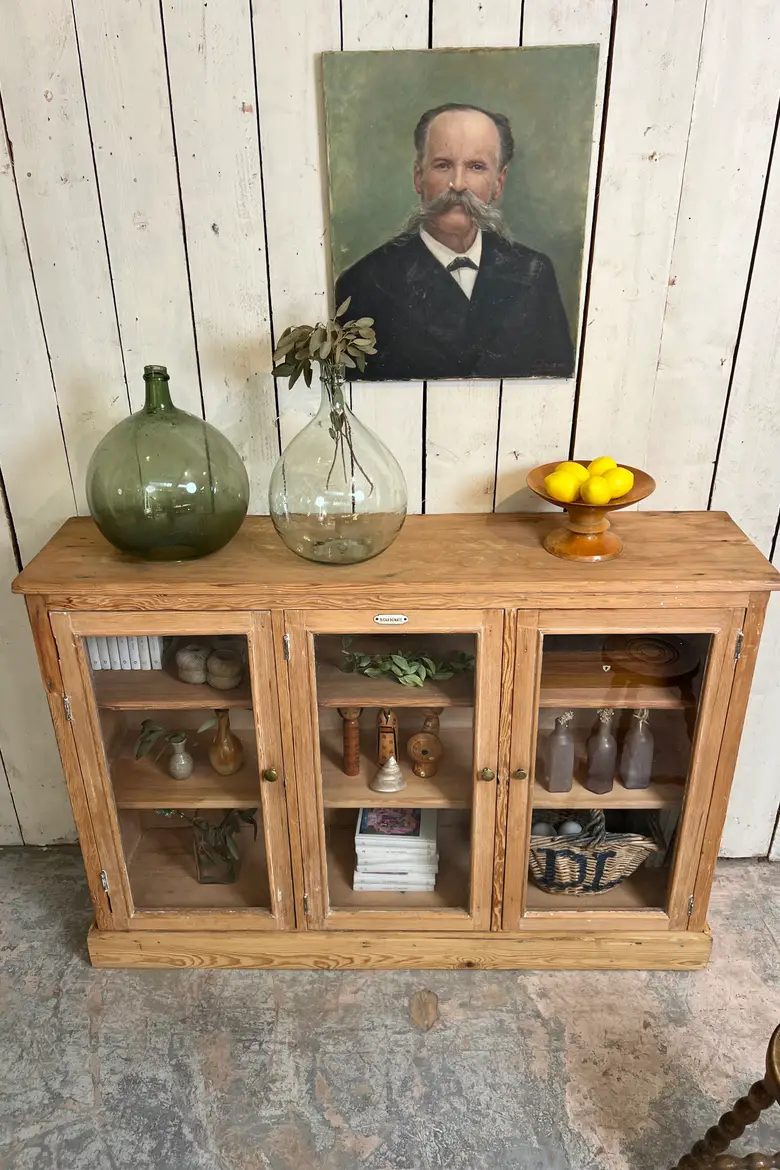 Ancienne vitrine de pharmacie