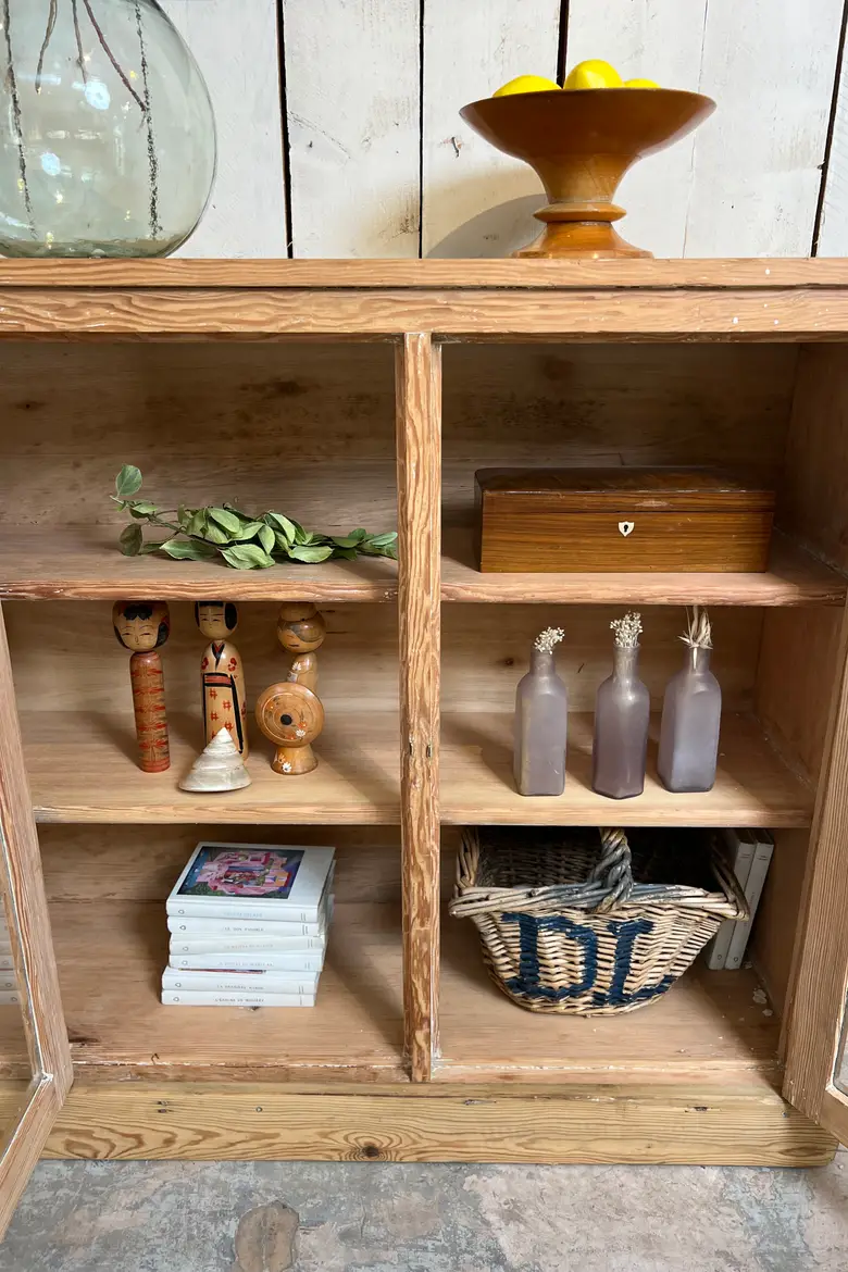 Ancienne vitrine de pharmacie