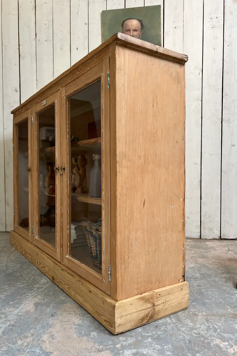 Ancienne vitrine de pharmacie