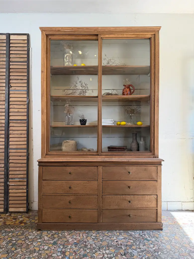 Ancienne vitrine d’école en chêne
