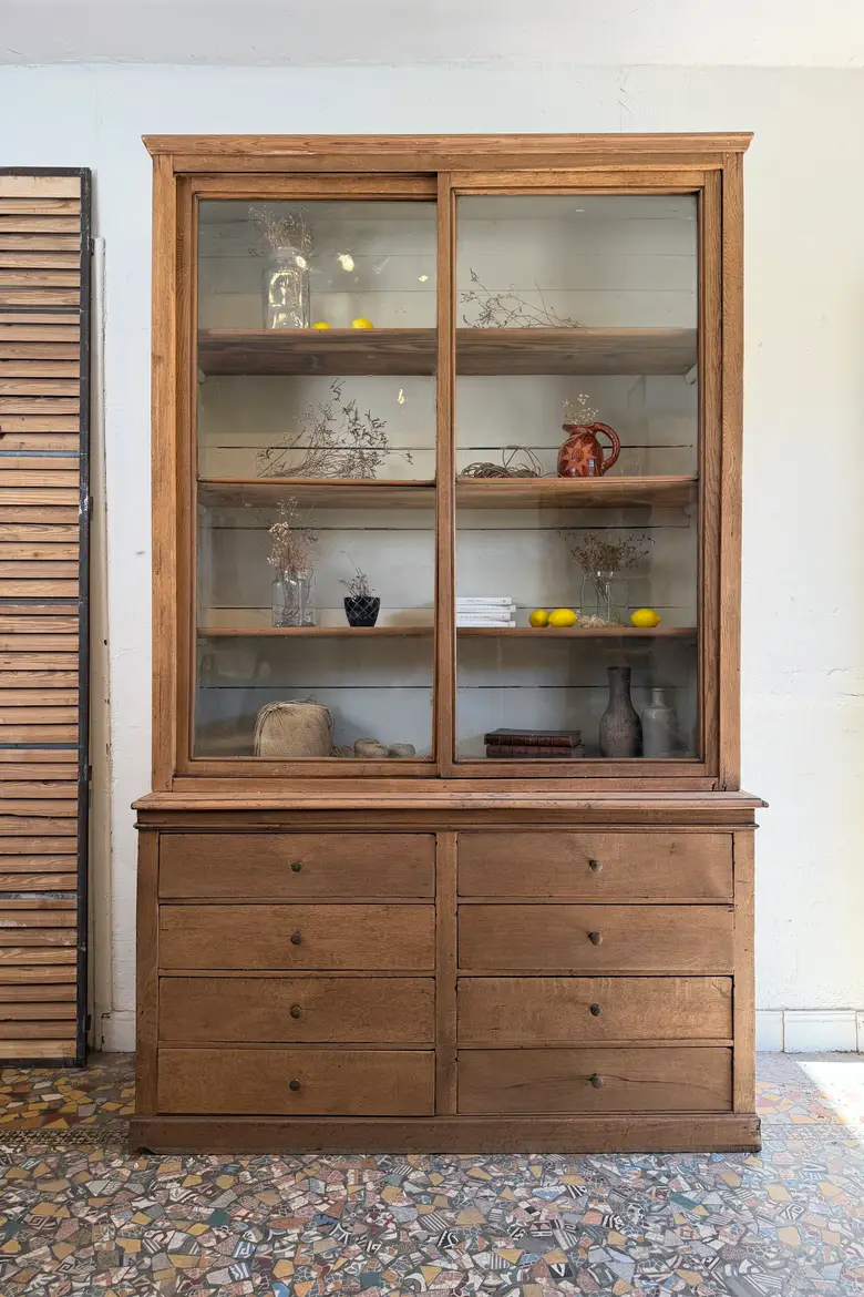 Ancienne vitrine d’école en chêne