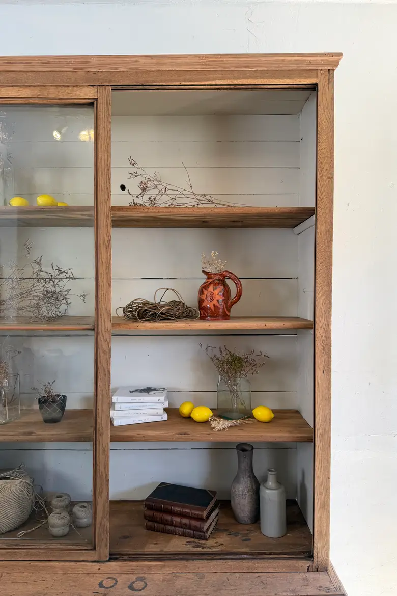 Ancienne vitrine d’école en chêne