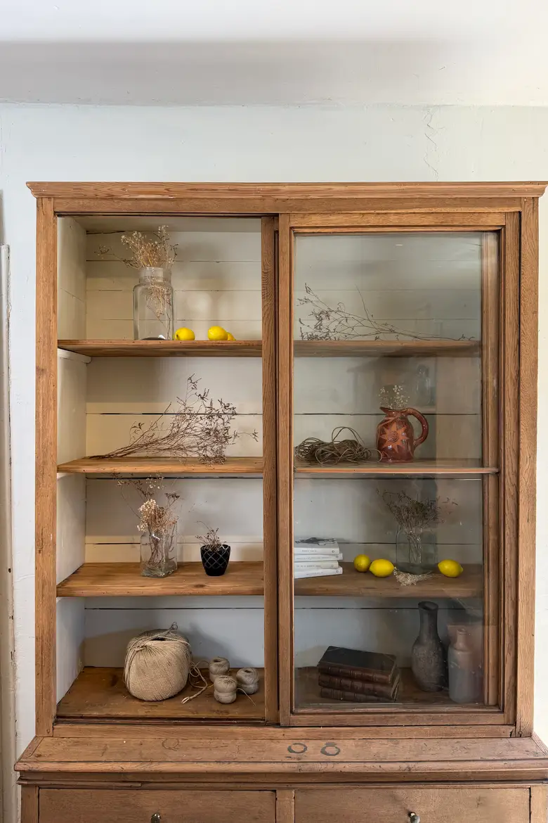 Ancienne vitrine d’école en chêne