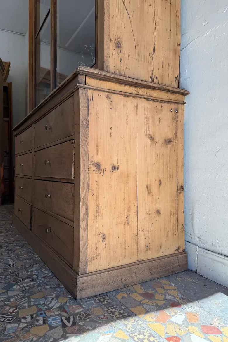 Ancienne vitrine d’école en chêne