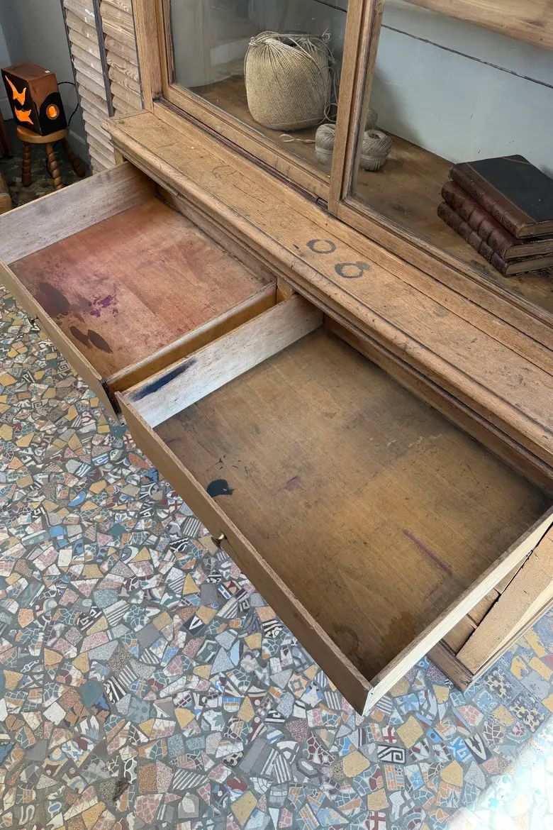Ancienne vitrine d’école en chêne