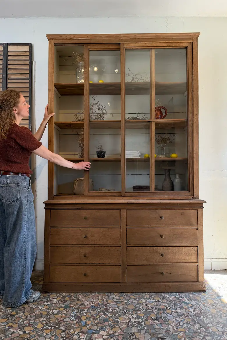 Ancienne vitrine d’école en chêne