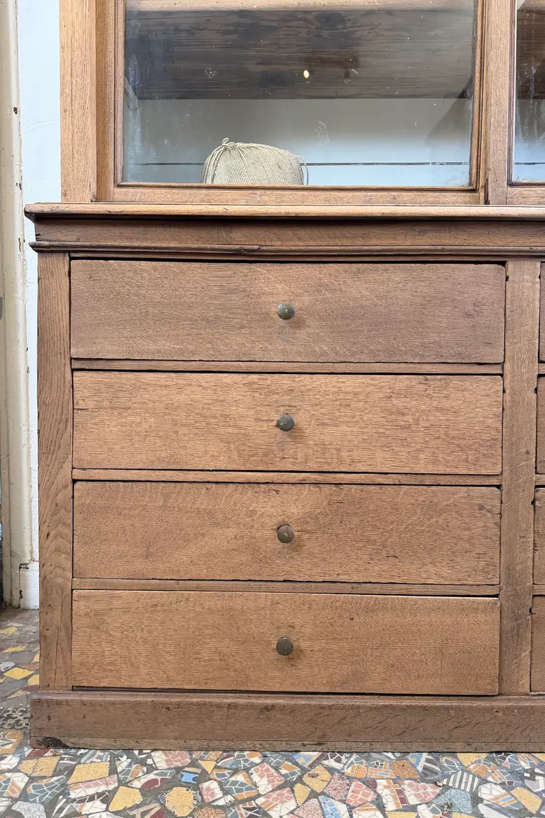 Ancienne vitrine d’école en chêne