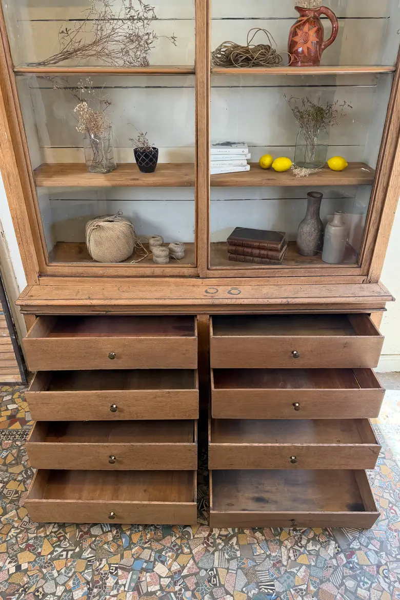 Ancienne vitrine d’école en chêne