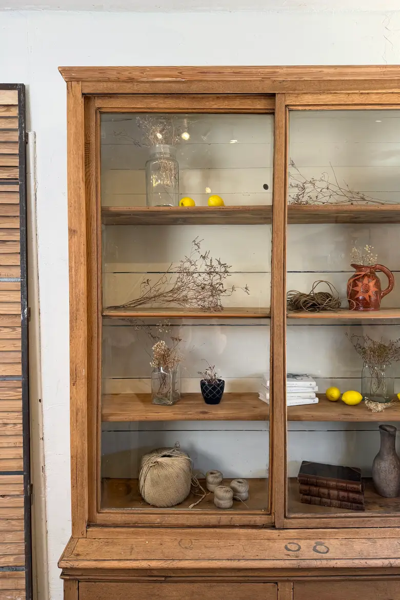 Ancienne vitrine d’école en chêne