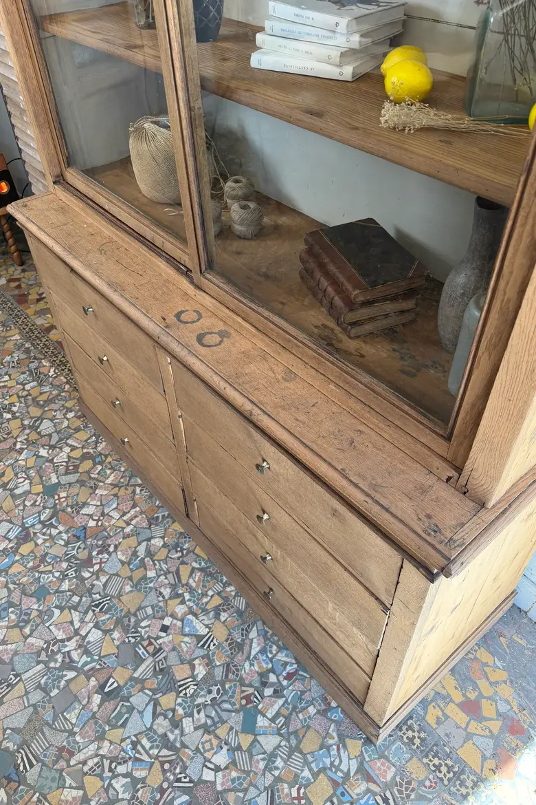 Ancienne vitrine d’école en chêne