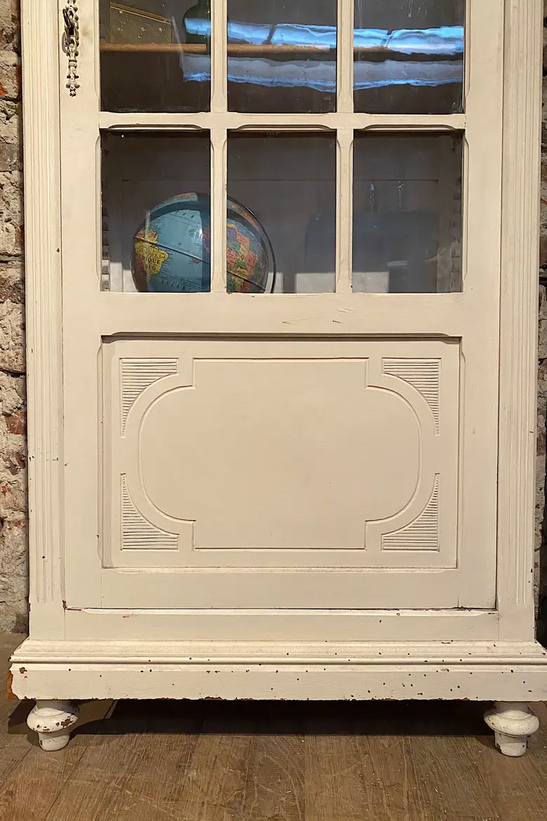 Ancienne vitrine en bois couleur crème Début XXème