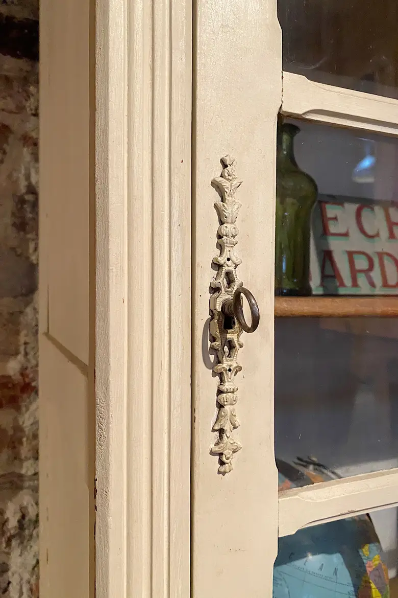 Ancienne vitrine en bois couleur crème Début XXème