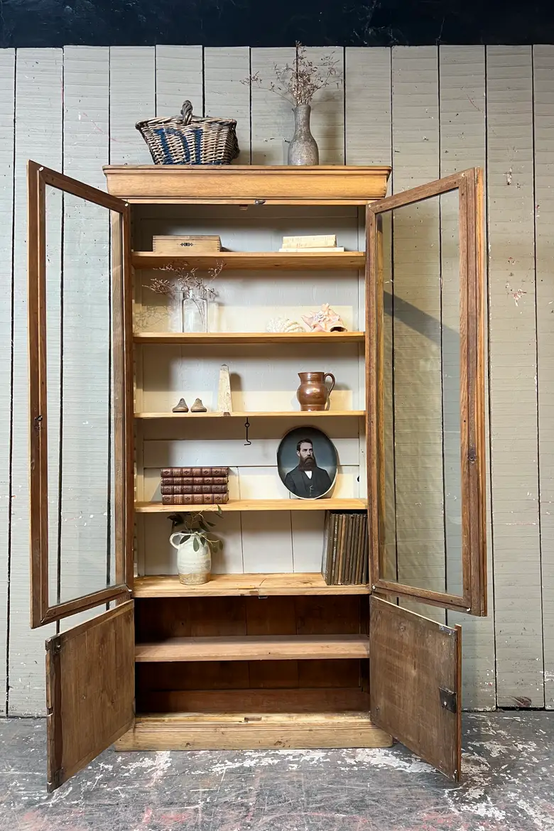 Ancienne vitrine en chêne