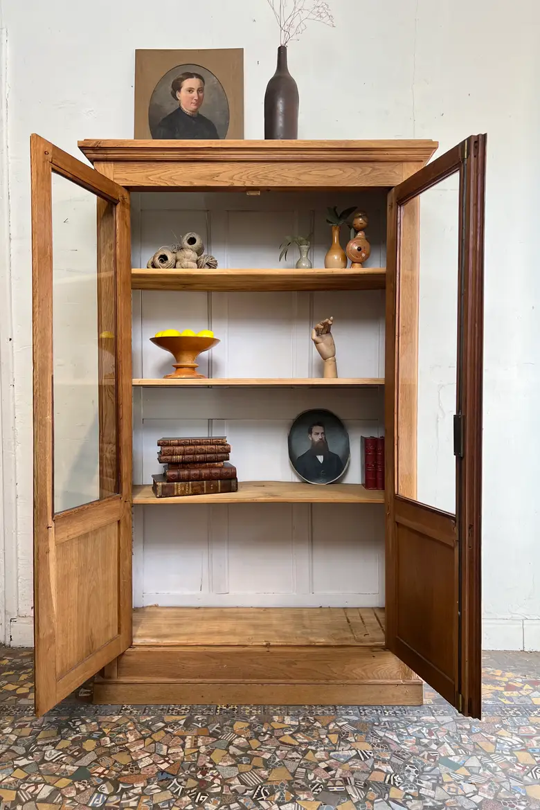 Ancienne vitrine en chêne