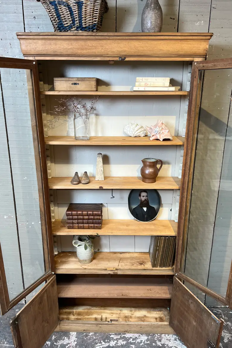 Ancienne vitrine en chêne