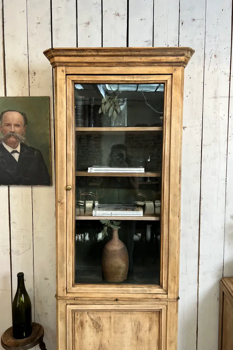 Ancienne vitrine en tilleul – XIXe siècle