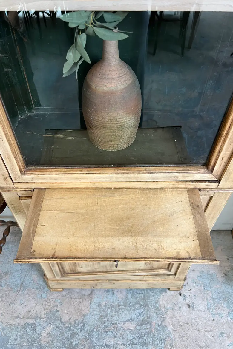 Ancienne vitrine en tilleul – XIXe siècle